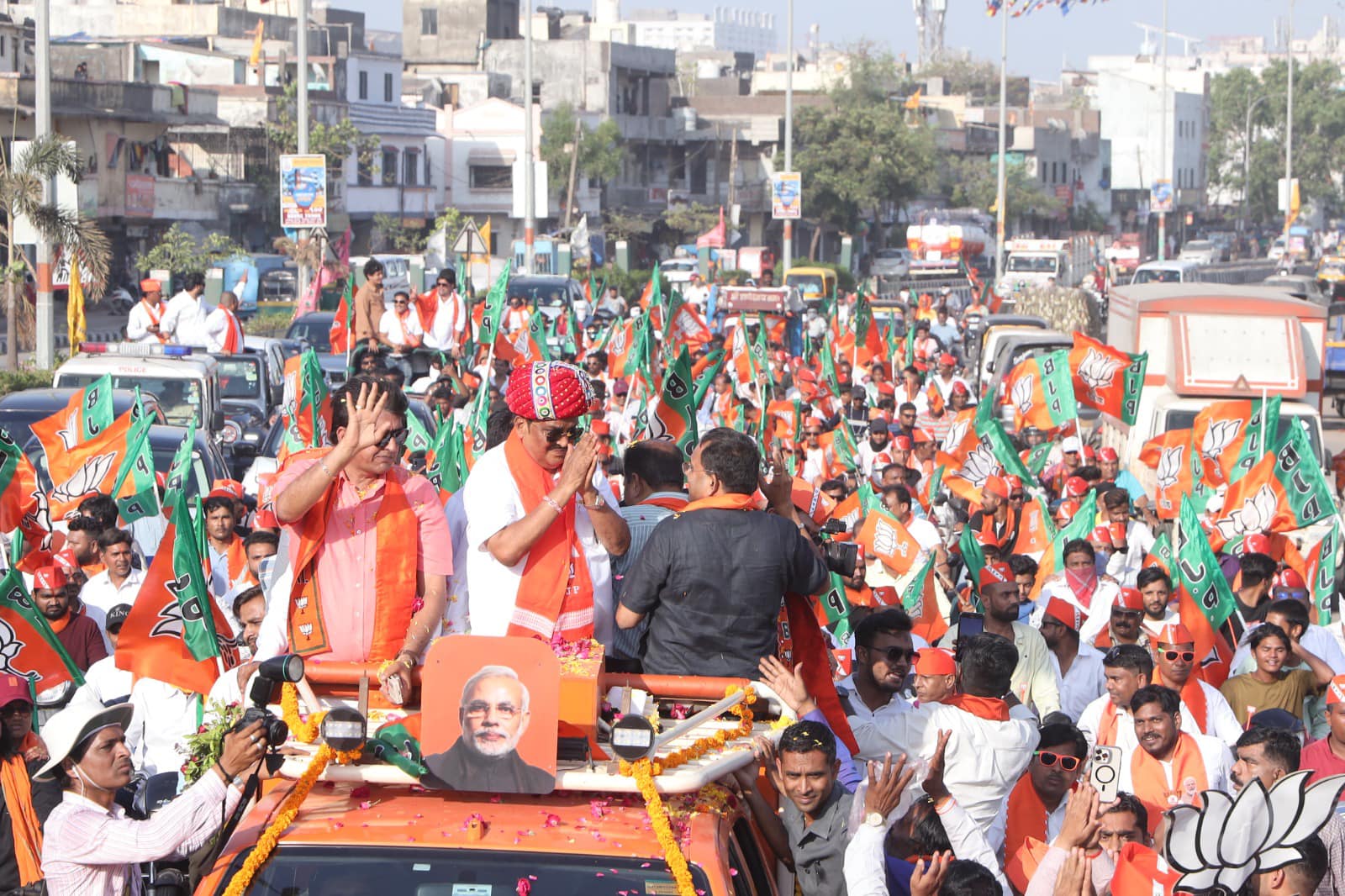 આજે ચોર્યાસી વિધાનસભાના નગરજનોએ અભૂતપૂર્વ સ્નેહ વરસાવ્યો હતો. મોટી સંખ્યામાં ઉપસ્થિત નાગરિકોએ મોદીજીને ત્રીજી વખત વડાપ્રધાન બનાવી ભારતીય જનતા પાર્ટીની ભવ્ય જીતની ખાતરી આપી હતી.